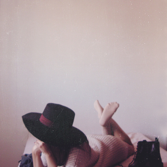 15colgadasdeunapercha_rosa_pink_burdeos_burgundy_pimkie_manta_blanket_sombrero_hat_maxi_jersey_XL_jumper_socks_calcetines_carla_kissler_5