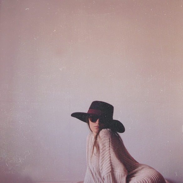 15colgadasdeunapercha_rosa_pink_burdeos_burgundy_pimkie_manta_blanket_sombrero_hat_maxi_jersey_XL_jumper_socks_calcetines_carla_kissler_6