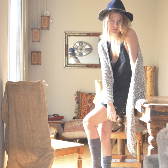 15colgadasdeunapercha_joy_division_chicplace_negro_black_calcetines_socks_sombrero_hat_oversize_cardigan_gina_carreras_5