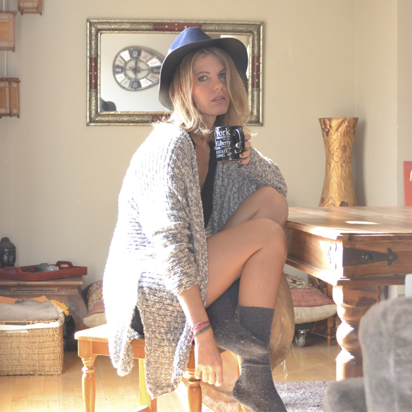 15colgadasdeunapercha_joy_division_chicplace_negro_black_calcetines_socks_sombrero_hat_oversize_cardigan_gina_carreras_8