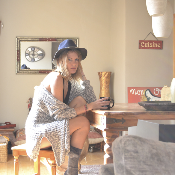 15colgadasdeunapercha_joy_division_chicplace_negro_black_calcetines_socks_sombrero_hat_oversize_cardigan_gina_carreras_9