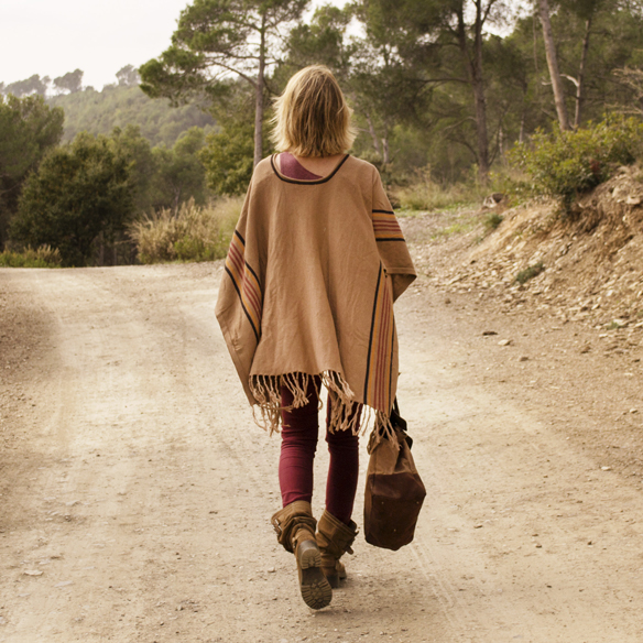 15colgadasdeunapercha_look_campestre_georgina_carreras_bolso_chelsea_poncho_collar_marco_tessari_gina_carreras_10