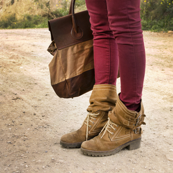 15colgadasdeunapercha_look_campestre_georgina_carreras_bolso_chelsea_poncho_collar_marco_tessari_gina_carreras_7