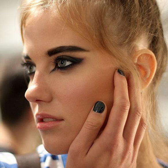 15colgadasdeunapercha_maquillaje_make_up_fw_oi_fall_winter_14_15_manicura_manicure_negro_black_grey_gris_rojo_red_burgundy_aubergine_nude_pale_pink_1