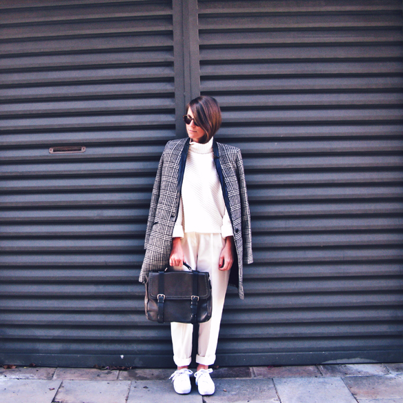 15colgadasdeunapercha_tomboy_sporty_tweed_white_blanco_invierno_winter_maxi_blazer_cuello_alto_turtleneck_bambas_trainers_carla_kissler_2