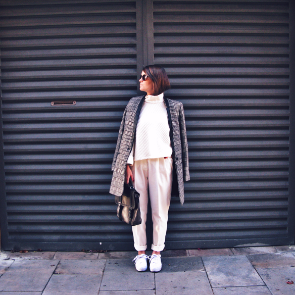 15colgadasdeunapercha_tomboy_sporty_tweed_white_blanco_invierno_winter_maxi_blazer_cuello_alto_turtleneck_bambas_trainers_carla_kissler_7