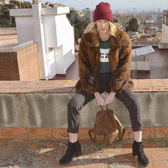 15colgadasdeunapercha_abrigo_pelo_fur_coat_verde_green_sudadera_sweater_gorro_beanie_mochila_backpack_georgina_barcelona_gina_carreras_2