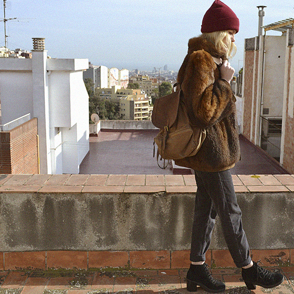 15colgadasdeunapercha_abrigo_pelo_fur_coat_verde_green_sudadera_sweater_gorro_beanie_mochila_backpack_georgina_barcelona_gina_carreras_3