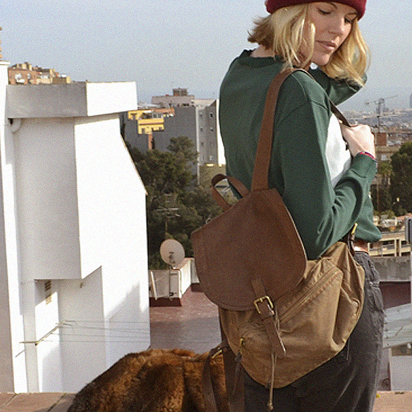 15colgadasdeunapercha_abrigo_pelo_fur_coat_verde_green_sudadera_sweater_gorro_beanie_mochila_backpack_georgina_barcelona_gina_carreras_7