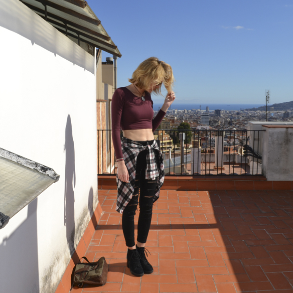 15colgadasdeunapercha_entretiempo_halftime_grunge_ripped_jeans_crop_top_plaid_check_georgina_barcelona_gina_carreras_10