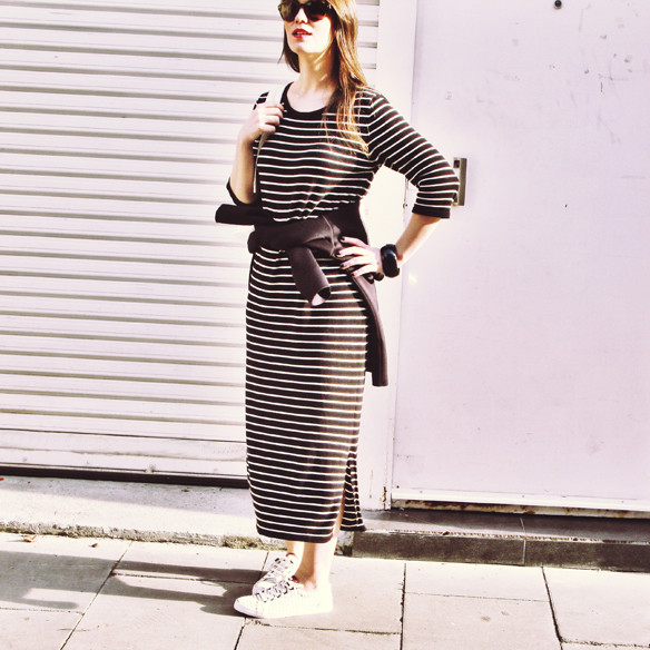 15colgadasdeunapercha_entretiempo_halftime_maxi_vestido_largo_dress_rayas_stripes_neopreno_neoprene_mochila_backpack_carla_kissler_1