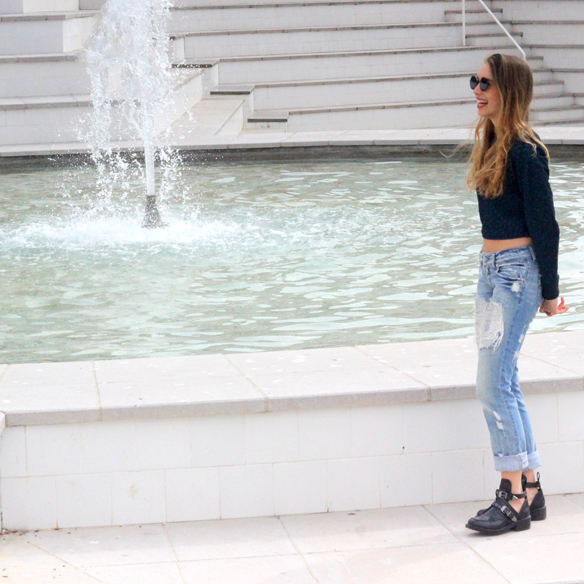 15colgadasdeunapercha_entretiempo_halftime_resort_cut_out_botines_booties_crop_top_ripped_jeans_julia_ros_10