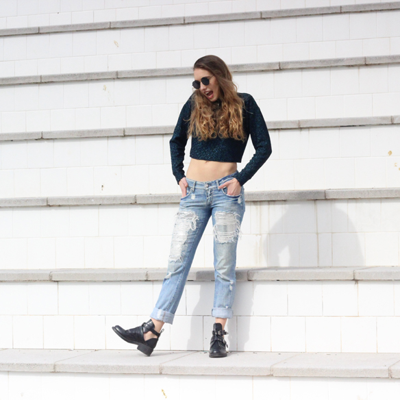 15colgadasdeunapercha_entretiempo_halftime_resort_cut_out_botines_booties_crop_top_ripped_jeans_julia_ros_2