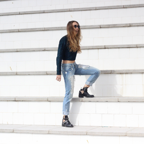 15colgadasdeunapercha_entretiempo_halftime_resort_cut_out_botines_booties_crop_top_ripped_jeans_julia_ros_4
