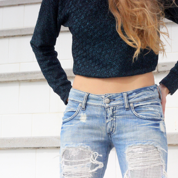 15colgadasdeunapercha_entretiempo_halftime_resort_cut_out_botines_booties_crop_top_ripped_jeans_julia_ros_6