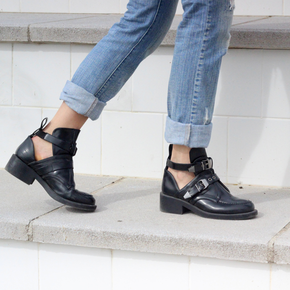 15colgadasdeunapercha_entretiempo_halftime_resort_cut_out_botines_booties_crop_top_ripped_jeans_julia_ros_7