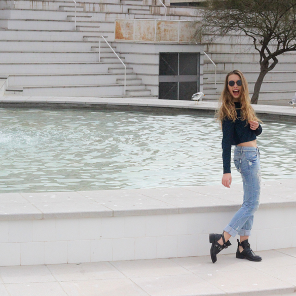 15colgadasdeunapercha_entretiempo_halftime_resort_cut_out_botines_booties_crop_top_ripped_jeans_julia_ros_9