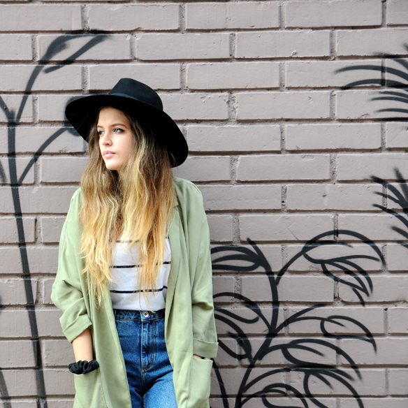 15colgadasdeunapercha_entretiempo_halftime_resort_mom_jeans_blazer_trenza_esparto_trainers_sombrero_hat_anna_duarte_1