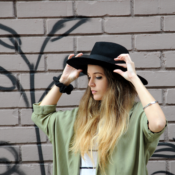 15colgadasdeunapercha_entretiempo_halftime_resort_mom_jeans_blazer_trenza_esparto_trainers_sombrero_hat_anna_duarte_5