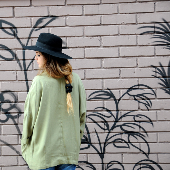 15colgadasdeunapercha_entretiempo_halftime_resort_mom_jeans_blazer_trenza_esparto_trainers_sombrero_hat_anna_duarte_6