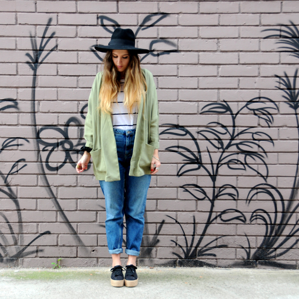 15colgadasdeunapercha_entretiempo_halftime_resort_mom_jeans_blazer_trenza_esparto_trainers_sombrero_hat_anna_duarte_8