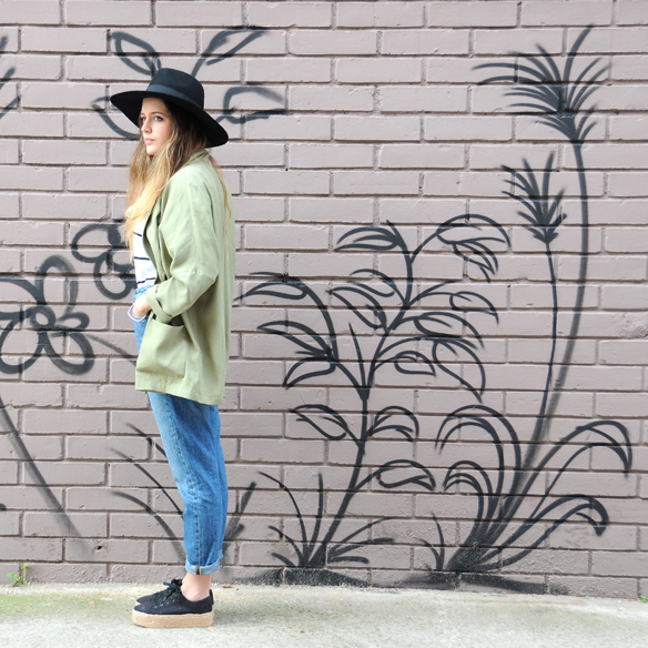 15colgadasdeunapercha_entretiempo_halftime_resort_mom_jeans_blazer_trenza_esparto_trainers_sombrero_hat_anna_duarte_9