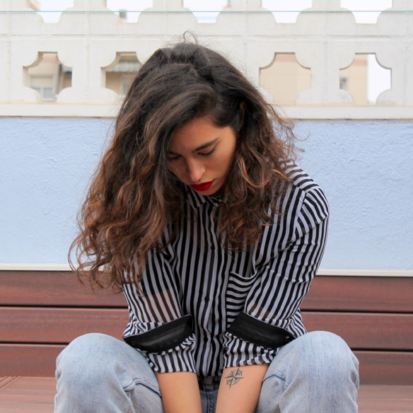 15colgadasdeunapercha_entretiempo_halftime_resort_stripes_rayas_blanco_y_negro_B&W_mom_jeans_blanche_8