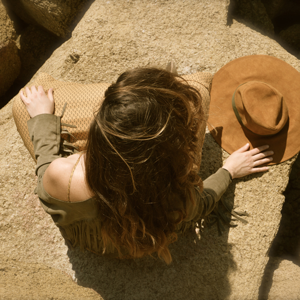 15colgadasdeunapercha_must-have_ss_15_imprescindible_70s_años_70_seventies_flecos_mostaza_fringes_ante_suede_mustard_booties_camperas_alicia_alvarez_5