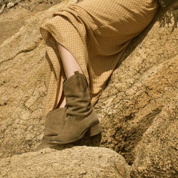 15colgadasdeunapercha_must-have_ss_15_imprescindible_70s_años_70_seventies_flecos_mostaza_fringes_ante_suede_mustard_booties_camperas_alicia_alvarez_6