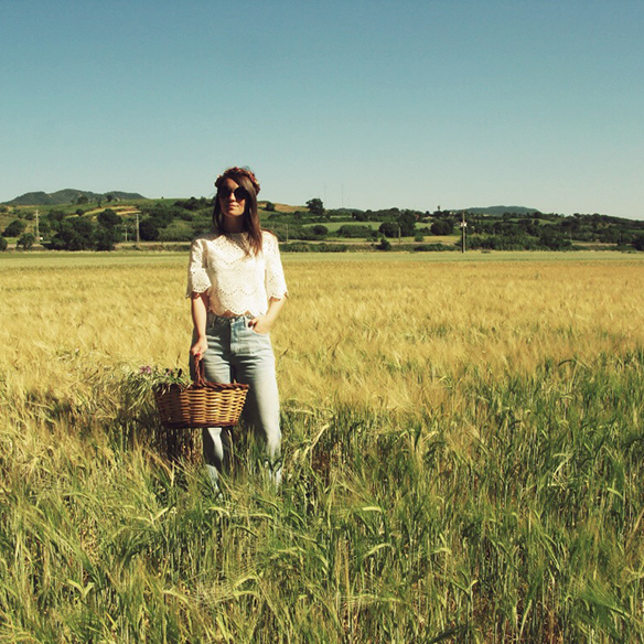 15colgadasdeunapercha-jane-birkin-70s-flare-pants-acampanados-crop-top-cesto-mimbre-corona-flores-carla-kissler-1