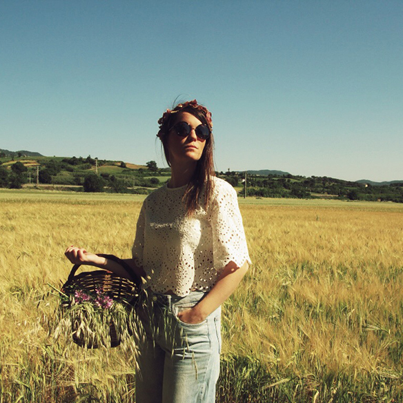 15colgadasdeunapercha-jane-birkin-70s-flare-pants-acampanados-crop-top-cesto-mimbre-corona-flores-carla-kissler-2