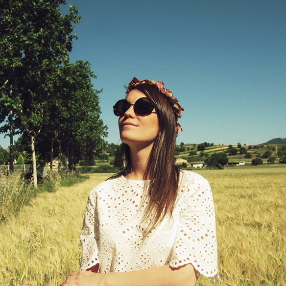 15colgadasdeunapercha-jane-birkin-70s-flare-pants-acampanados-crop-top-cesto-mimbre-corona-flores-carla-kissler-3