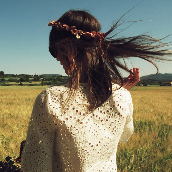 15colgadasdeunapercha-jane-birkin-70s-flare-pants-acampanados-crop-top-cesto-mimbre-corona-flores-carla-kissler-4