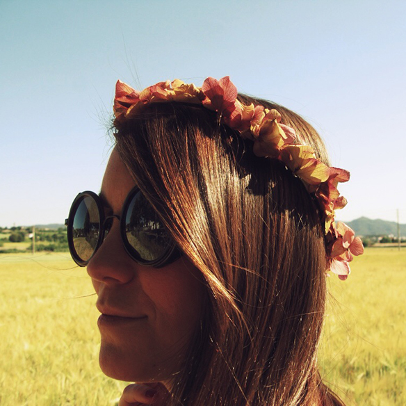 15colgadasdeunapercha-jane-birkin-70s-flare-pants-acampanados-crop-top-cesto-mimbre-corona-flores-carla-kissler-5