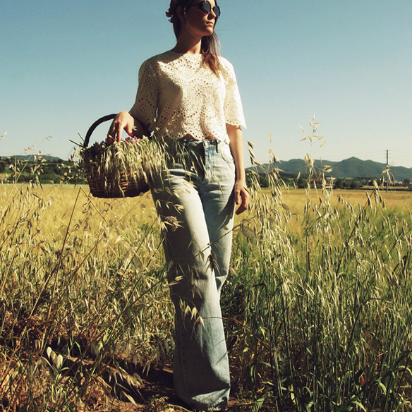 15colgadasdeunapercha-jane-birkin-70s-flare-pants-acampanados-crop-top-cesto-mimbre-corona-flores-carla-kissler-7