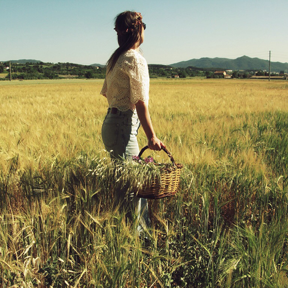 15colgadasdeunapercha-jane-birkin-70s-flare-pants-acampanados-crop-top-cesto-mimbre-corona-flores-carla-kissler-9