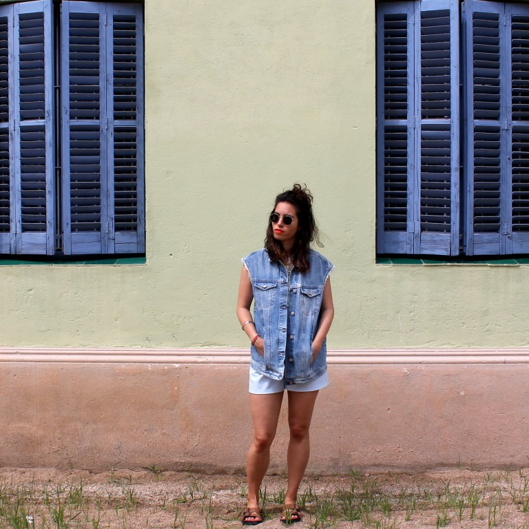 15colgadasdeunapercha-san-juan-saint-john-jumpsuit-mono-azul-blue-chaleco-vest-ugly-shoes-blanche-1