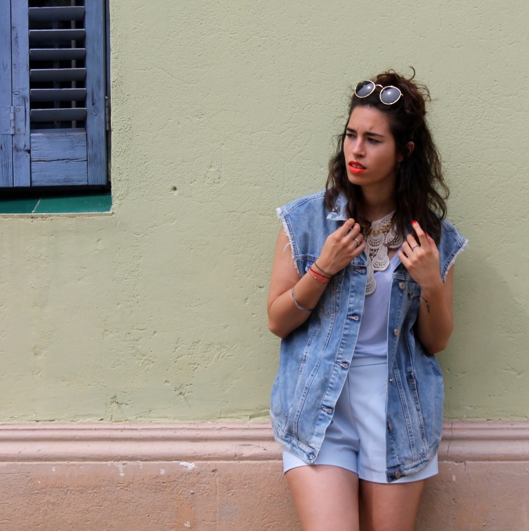 15colgadasdeunapercha-san-juan-saint-john-jumpsuit-mono-azul-blue-chaleco-vest-ugly-shoes-blanche-3