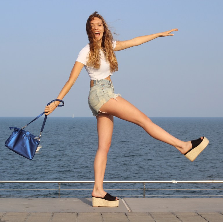 15colgadasdeunapercha-san-juan-saint-johns-eve-crop-top-plataformas-esparto-shorts-bissu-bolso-bag-julia-ros-1