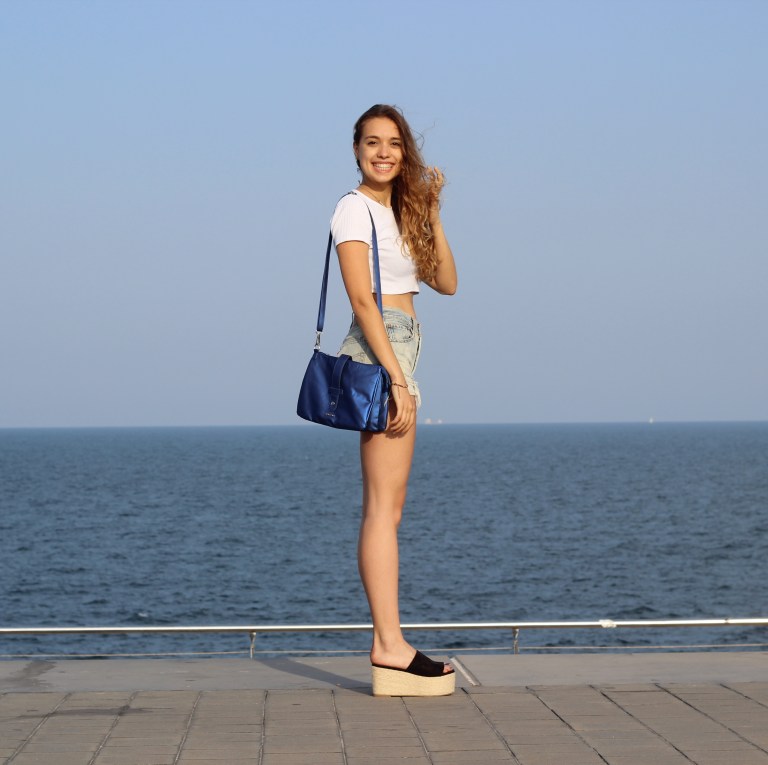 15colgadasdeunapercha-san-juan-saint-johns-eve-crop-top-plataformas-esparto-shorts-bissu-bolso-bag-julia-ros-2