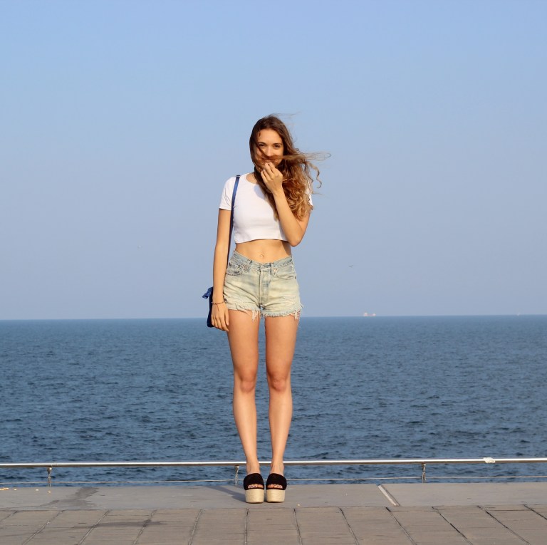 15colgadasdeunapercha-san-juan-saint-johns-eve-crop-top-plataformas-esparto-shorts-bissu-bolso-bag-julia-ros-3