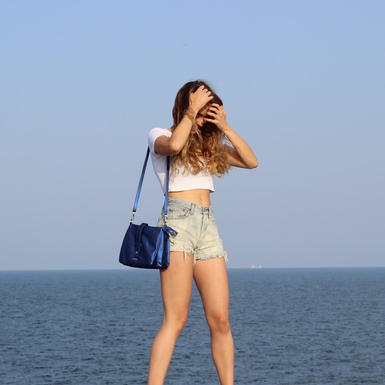 15colgadasdeunapercha-san-juan-saint-johns-eve-crop-top-plataformas-esparto-shorts-bissu-bolso-bag-julia-ros-4