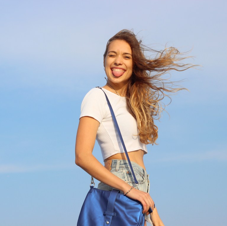 15colgadasdeunapercha-san-juan-saint-johns-eve-crop-top-plataformas-esparto-shorts-bissu-bolso-bag-julia-ros-5