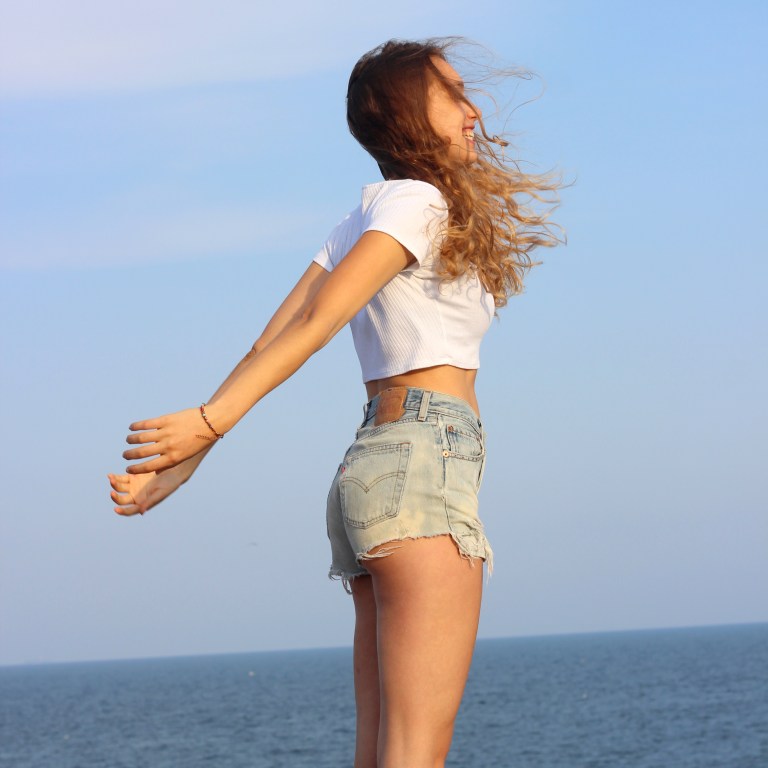 15colgadasdeunapercha-san-juan-saint-johns-eve-crop-top-plataformas-esparto-shorts-bissu-bolso-bag-julia-ros-6