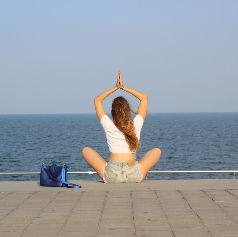 15colgadasdeunapercha-san-juan-saint-johns-eve-crop-top-plataformas-esparto-shorts-bissu-bolso-bag-julia-ros-9