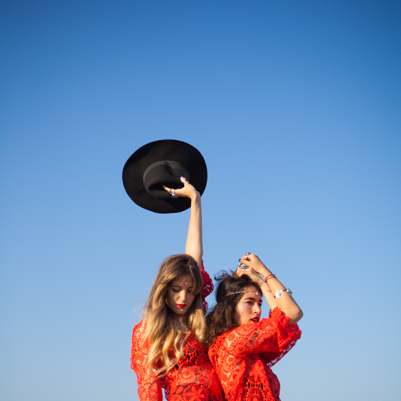 15colgadasdeunapercha-san-juan-saint-johns-eve-h&m-coachella-rojo-red-boho-sombrero-cadenitas-anna-duarte-blanche-6