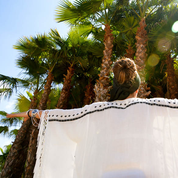 15colgadasdeunapercha-san-juan-saint-johns-eve-kaftan-caftan-flecos-fringes-sandlias-planas-flat-sandals-alicia-alvarez-5