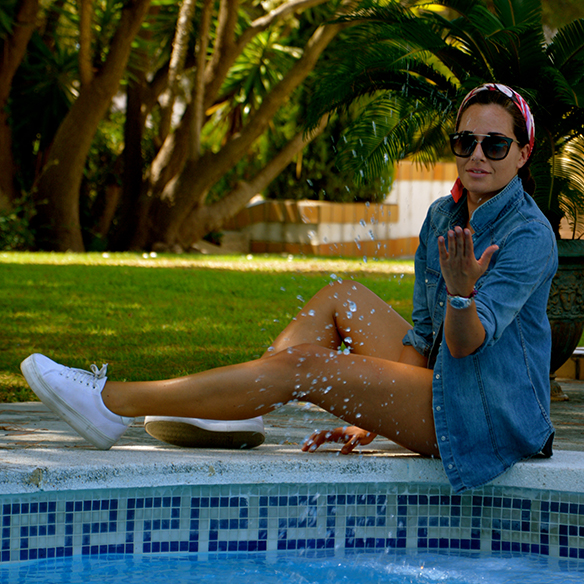 15colgadasdeunapercha-summer-verano-camisa-tejana-denim-shirt-bikini-pañuelo-headscarf-bambas-sneakers-alicia-alvarez-10