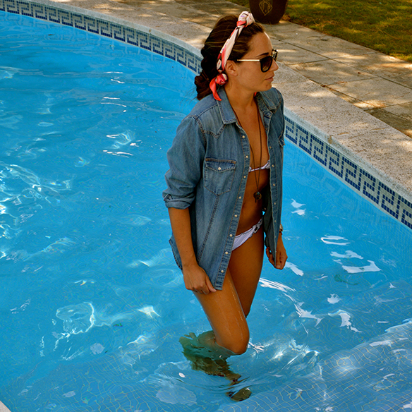 15colgadasdeunapercha-summer-verano-camisa-tejana-denim-shirt-bikini-pañuelo-headscarf-bambas-sneakers-alicia-alvarez-9