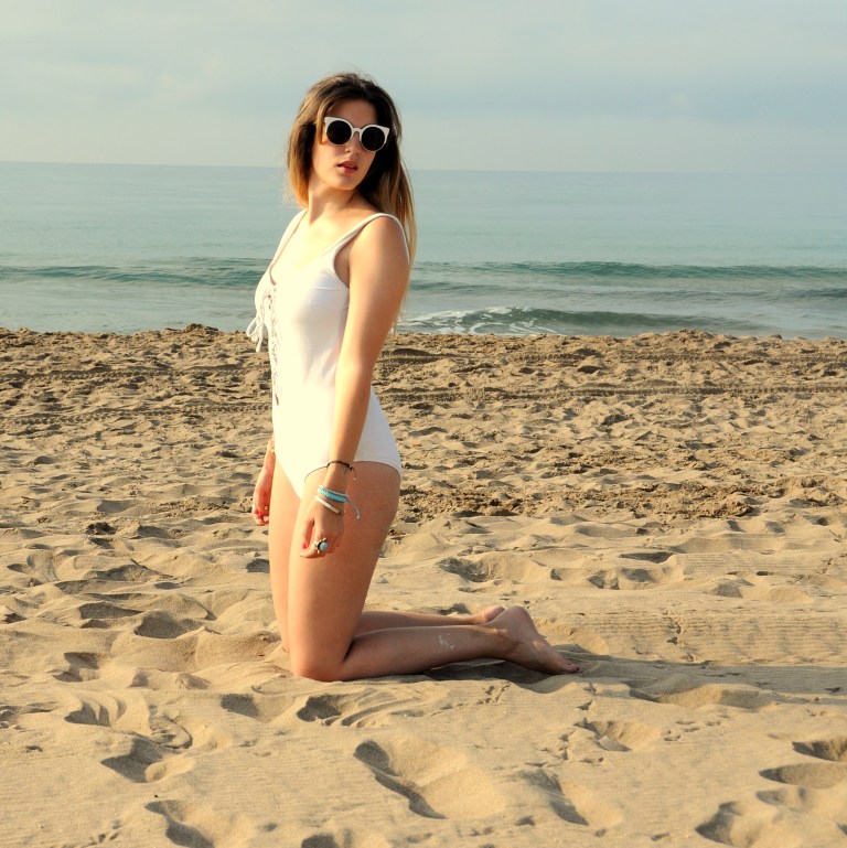 15colgadasdeunapercha-verano-summer-bañador-swimsuit-white-blanco-kimono-shorts-70s-anna-duarte-5